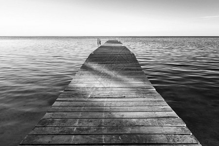 水蓝色的阴影日落时黑白两色的暗影穿过木制码头图片