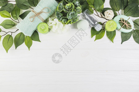 报告花朵墙纸含有绿叶木质表面分辨率和高品质美光泉水产并配有绿叶木质表面的彩色和清晰度照片概念高质量和清晰度优质图片