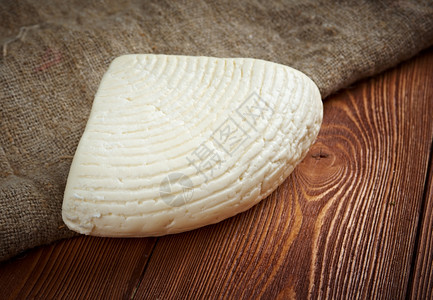 烹饪家庭式木制桌上的乡村奶酪一种图片