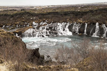 冰川喷景观Hraunfossar瀑布冰地上含蓝水图片