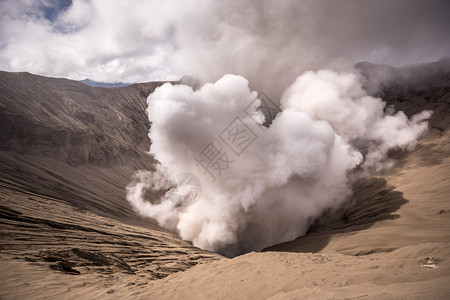 塞梅鲁火山风景远足天空早晨印度尼西亚东爪哇日出时的Bromo山火背景