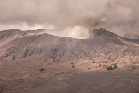溴风景印度尼西亚东爪哇日出时的Bromo山火积极的图片