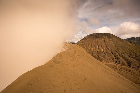 塞梅鲁火山风景吸引力塞梅鲁印度尼西亚东爪哇日出时的Bromo山火顶峰背景