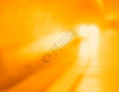 对角地铁列车有橙色灯光bokeh背景的对角地铁列车有橙色灯光bokeh背景hd地下明信片对角线图片