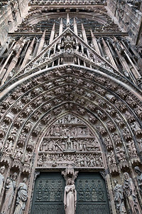 建筑的地标法国阿尔萨斯地区特拉堡市大教堂西面主门上方的精美雕塑图案详情3月18日法国Alsace地区斯特拉堡市雕刻图片