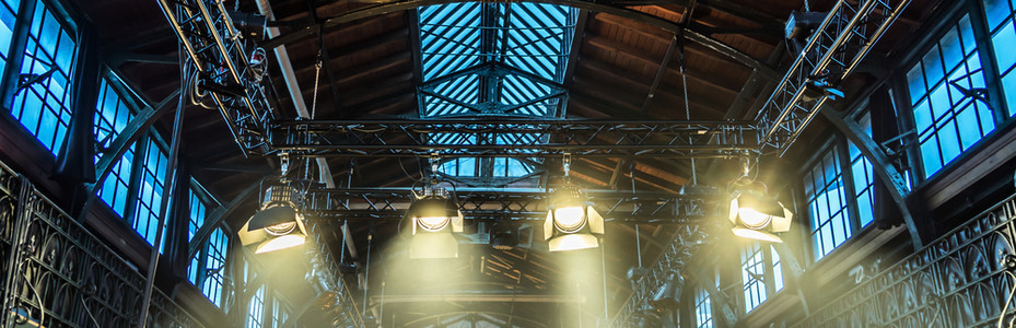 专业的在前工厂大厅天花板上的焦点用于在与摇滚音乐的会中照明一种投影仪图片