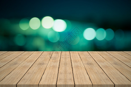 模糊背景上的空木桌顶用于调假产品的空间桌面复制假期图片