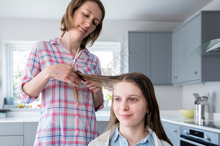 切割禁闭期间在家中剪掉少女儿毛发的母亲帮助孩子们图片