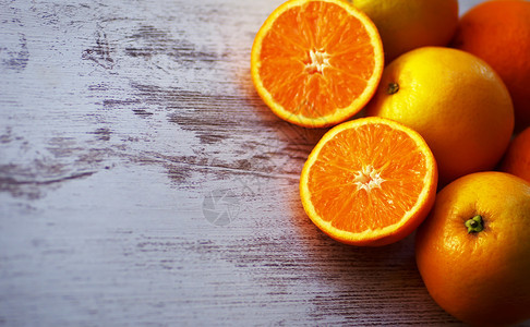 剥橘子生锈的木背景成熟橙子图片