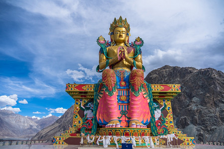 坐着宗教的印度拉达赫努布谷Diskit修道院藏人Stlye的佛像雕亚洲图片