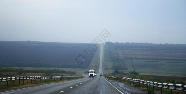 旅行宽的公路风景白天在迷雾路上移动汽车白色的图片