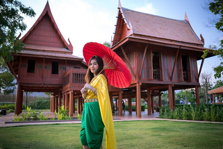 女文化绿色泰国妇女以伞式传统风格装饰泰国妇女图片