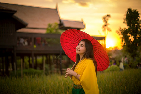 老的绿色美丽泰国妇女以伞式传统风格装饰泰国妇女图片