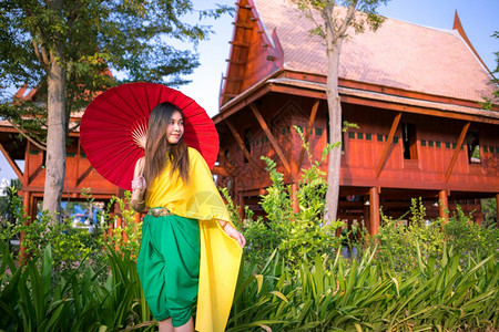 家黄色的文化泰国妇女以伞式传统风格装饰泰国妇女图片