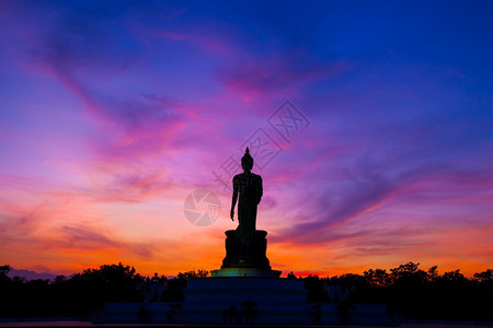 日落时佛陀夜晚阳光明亮红的黑领主是阴暗背面公园精神崇拜图片