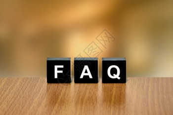网站顾客FAQ或经常在背景模糊的黑块上提问题常图片