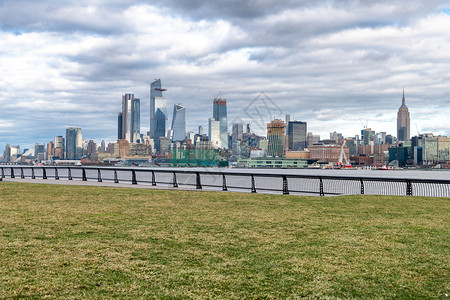 河新的HudsonYards摩天大楼和曼哈顿纽约的天际线从泽西城看到的蓝色图片