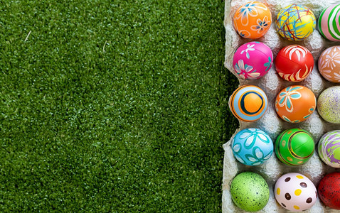 复活节概念彩色复活节鸡蛋在盒中篮子复活节鸡蛋在绿色草本和带有空间的绿草背景中食物象征假期图片