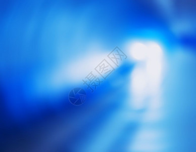 耀斑管子带蓝色灯光散景背的对角线地铁列车高清带蓝色灯光散景背的对角线地铁列车墙纸图片