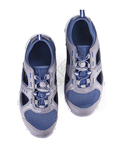鞋类蓝色运动与白背景的对等运动鞋火车图片