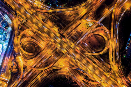 州际公路基础设施匆忙夜间在大型公路交叉口对通的空中观察图片