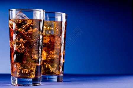 降低朗姆酒照片美味的冷玻璃和可口乐及冰块棕色的图片