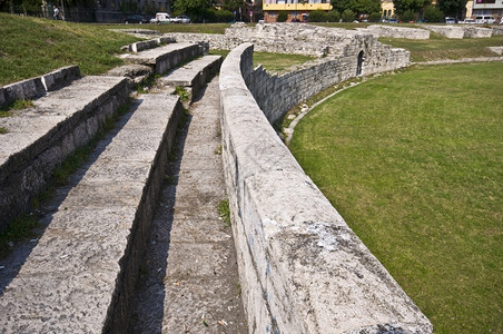 布达佩斯老罗马两栖剧院的一部份考古学圆形剧场结石图片