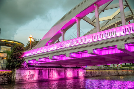 晚上在新加坡的美丽多彩桥梁区码头著名的图片