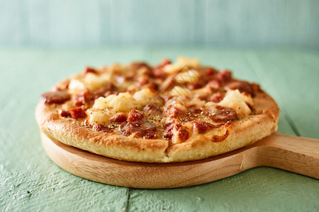 胖的意大利新鲜披萨加培根和香肠加培根和图片