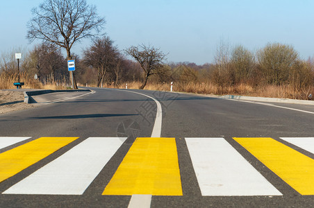 道路上的白色黄标线城外人行横道市路上的白色黄标线镇空的驾驶图片