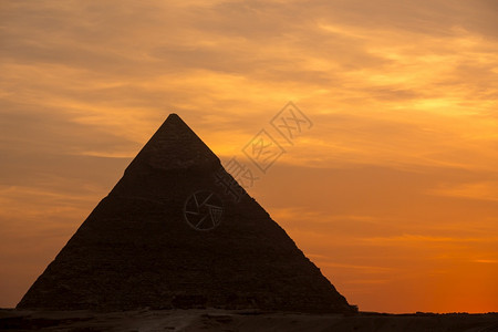 埃及吉萨日落时金字塔大橙埃及人墓背景图片