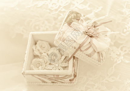 盒子在Sepia过滤器中模糊的新娘结婚饰物古迹背景软结节婚礼背景复古的织物图片