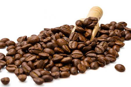 食物美咖啡因烤豆有选择焦点白色背景上孤立的小型木独勺图片
