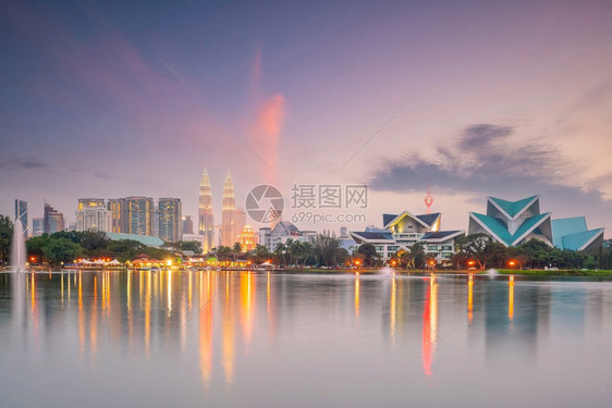 建造马来西亚日落时首都吉隆坡市中心天际城风景塔观图片