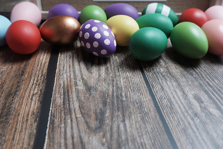 木制的季节食物桌上的复活节鸡蛋图片