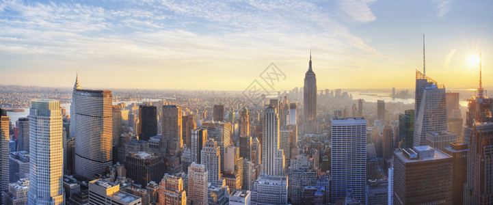 自由哈德逊日落时帝国大厦和曼哈顿的全景大观塔图片
