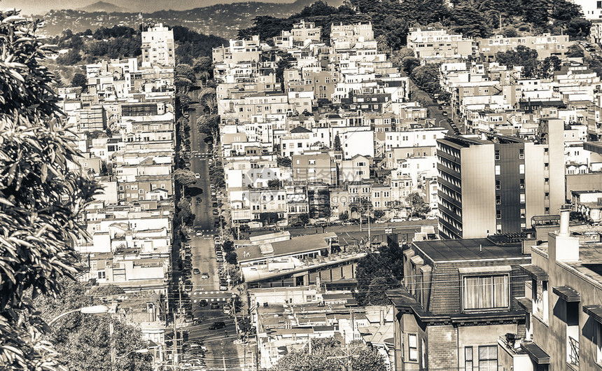 城市的桑兰巴德街和城市天际线在美丽的一天圣弗朗西斯克伦巴德街和城市天际线旧金山加利福尼亚图片
