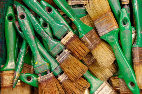 工作什锦的旧生锈和肮脏的用过绿色油漆刷子大组品种图片