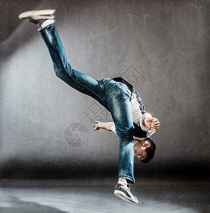 信息有动力照片来自一位舞者他正在表演极端的突破舞蹈运动作图片