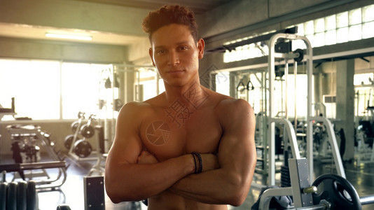 锻炼健身俱乐部英俊男青年的肖像合身健康图片