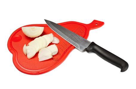 黑色的洋葱和切片板上的刀子孤立在白色上营养厨房图片