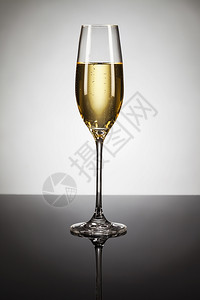 玻璃香槟在镜子上点后边的香槟杯里优雅普罗赛克黑色的图片