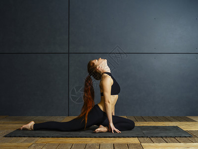一种位年轻美女做瑜伽伸展的相片坐着头发图片
