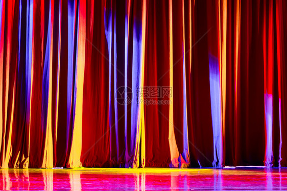 仪式经典的红窗帘和两场表演之间戏院的聚光灯娱乐图片