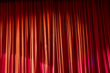 百老汇戏剧名声红窗帘和两场表演之间戏院的聚光灯图片