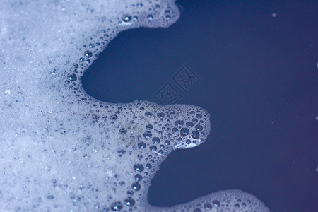 清除浅蓝水上的肥皂泡沫气白色的图片