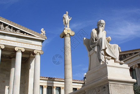 白色的纪念碑希腊雅典学院图象展示了新古典雅学院主要建筑的一部分神阿波罗雕像在离声柱和古希腊哲学家苏格拉底的顶部希伯来腊语图片