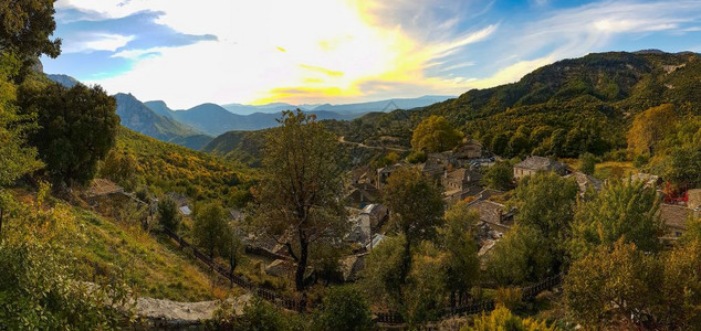 风景优美希腊北部Epirus的Zagorochoria山村MikroPapigko山村的全景米克罗风图片