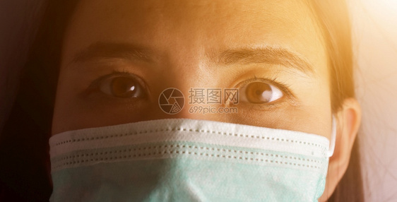 预防流感近身妇女使用医疗口罩图片