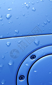 金属车辆油漆涂料上的雨滴图片